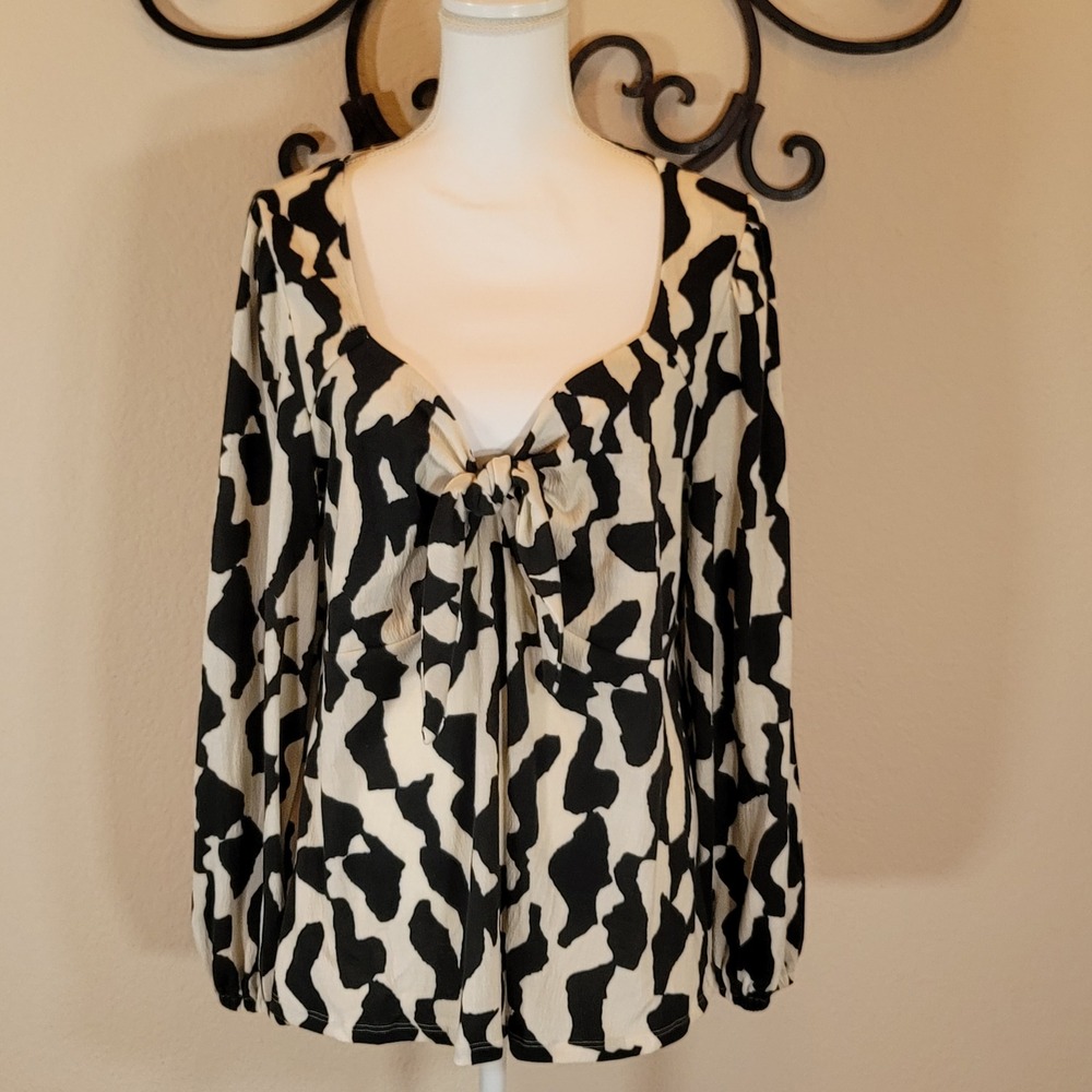 Ava & Viv Sweetheart Women's Black White Tie Front Abstract Print Blouse 1X